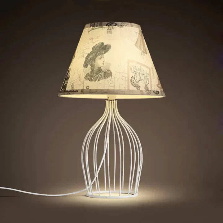 GloLight – traditionelle kegelförmige tischlampe mit metallkäfigsockel