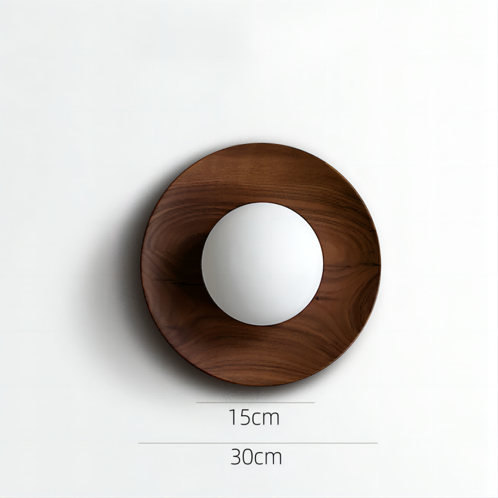 Natürliche, einfache wandlampe aus holz in weiß