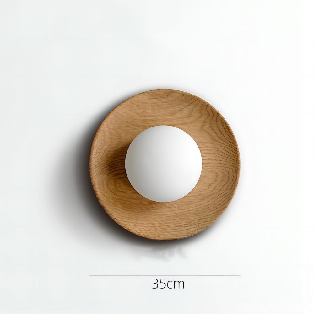 Natürliche, einfache wandlampe aus holz in weiß