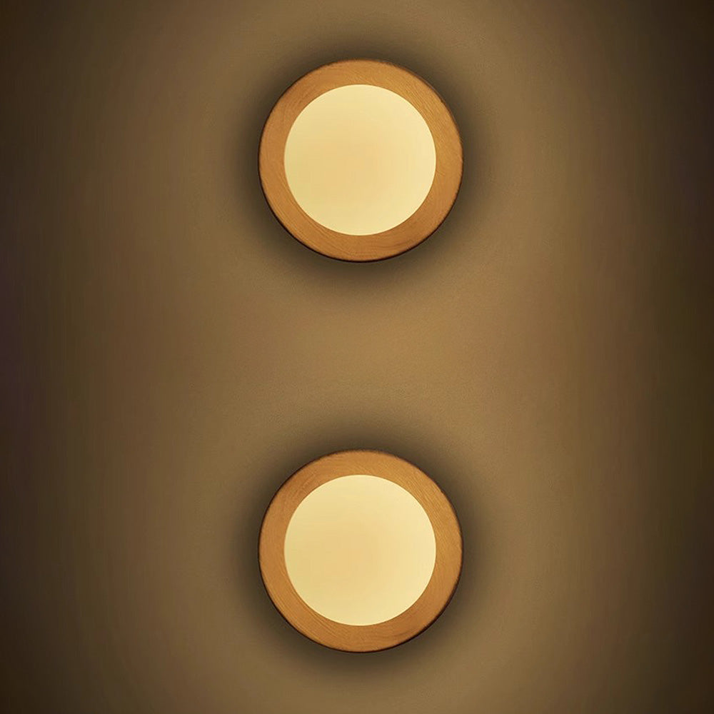Natürliche, einfache wandlampe aus holz in weiß
