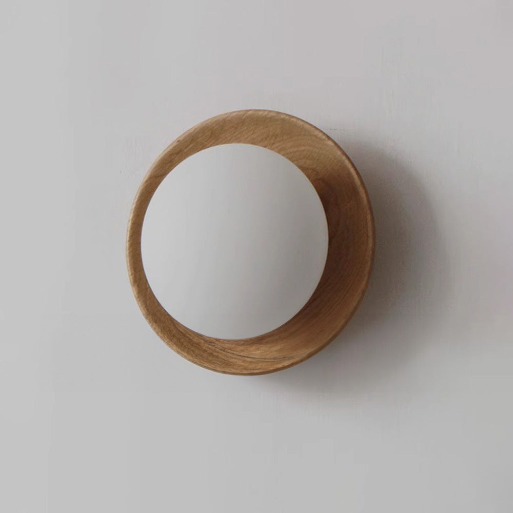 Natürliche, einfache wandlampe aus holz in weiß