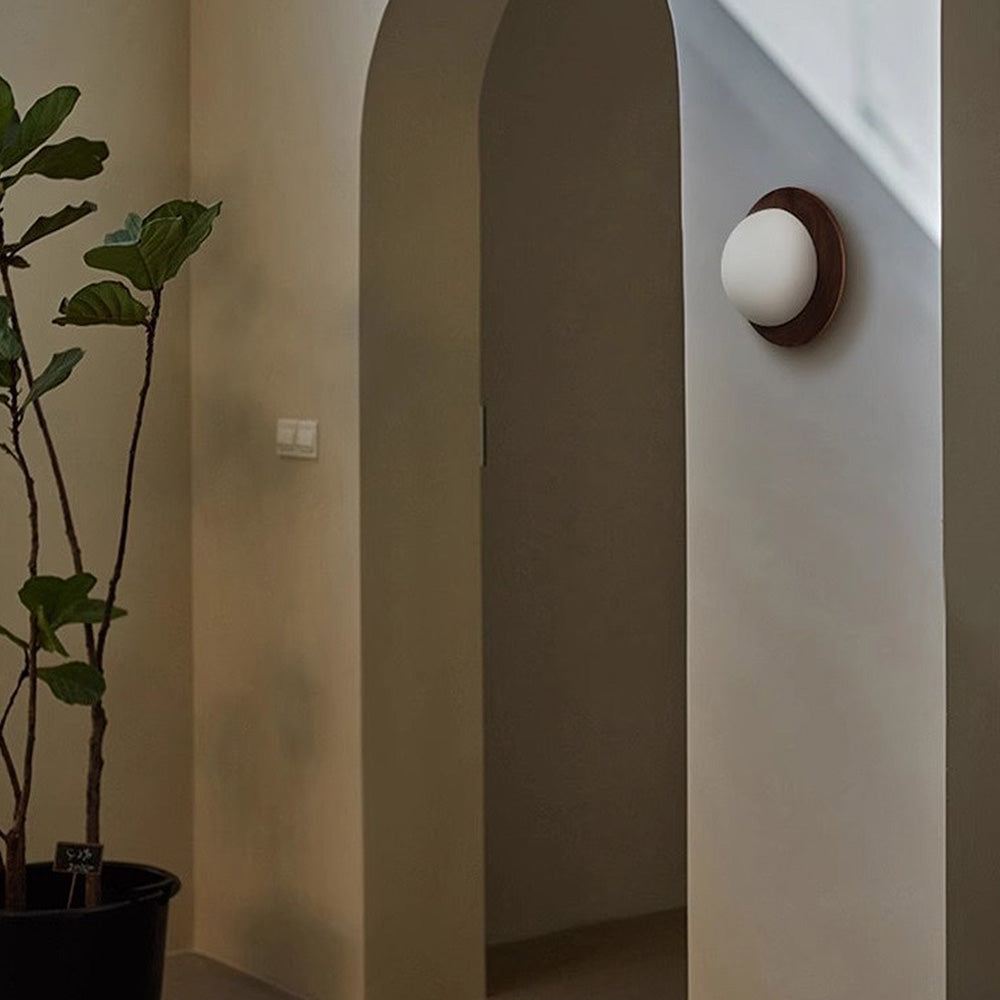 Natürliche, einfache wandlampe aus holz in weiß