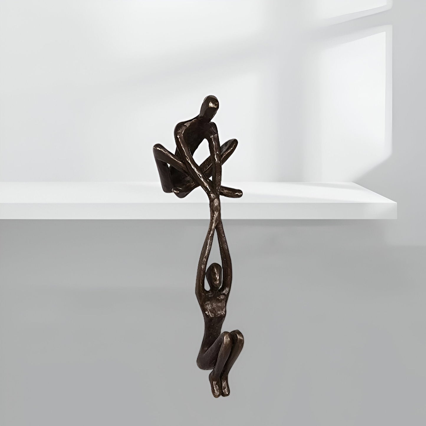 DynamicDuo – Mann hebt Kunstskulptur einer Frau hoch
