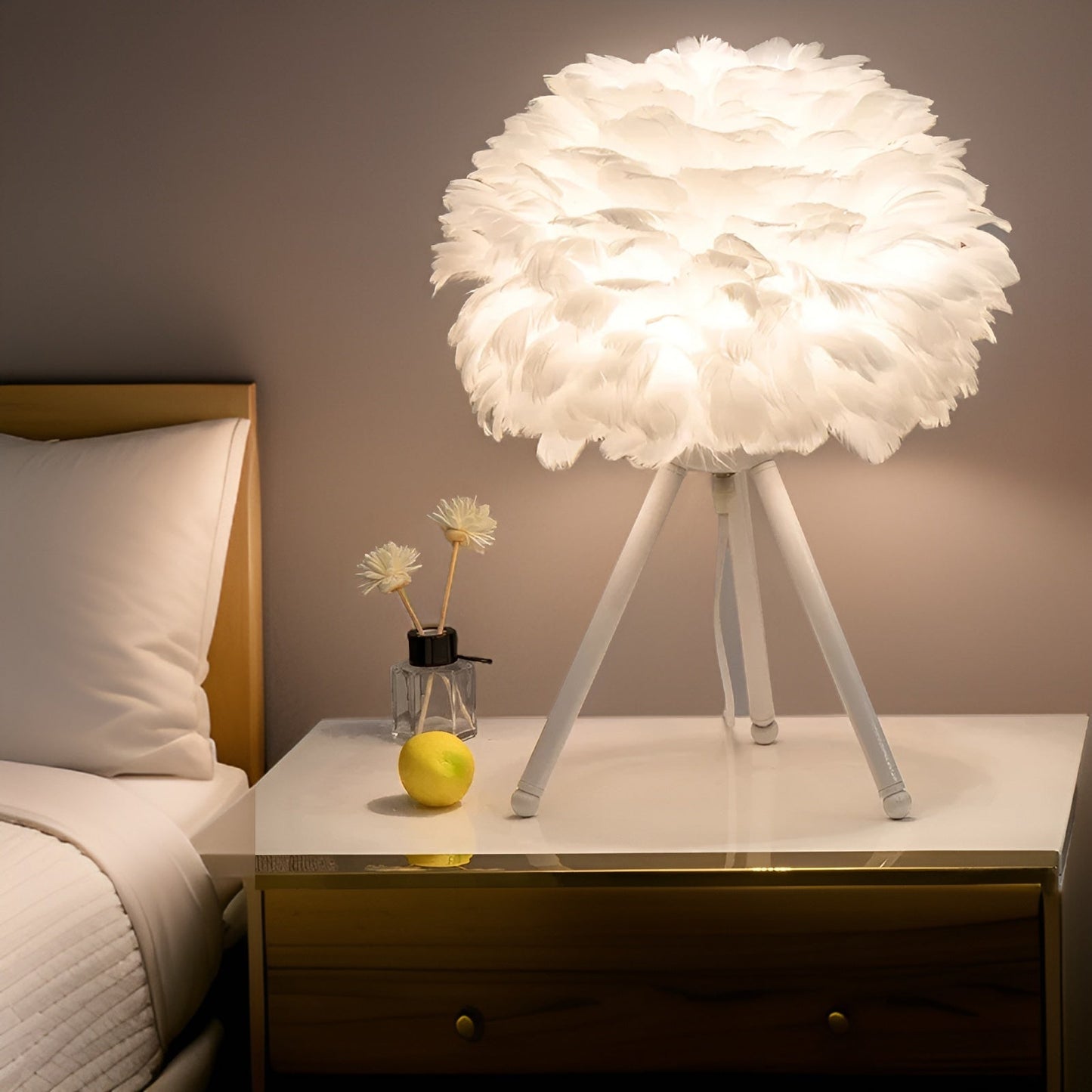 Feather Glow - handgefertigte tischlampe aus straußenfedern für eine romantische atmosphäre