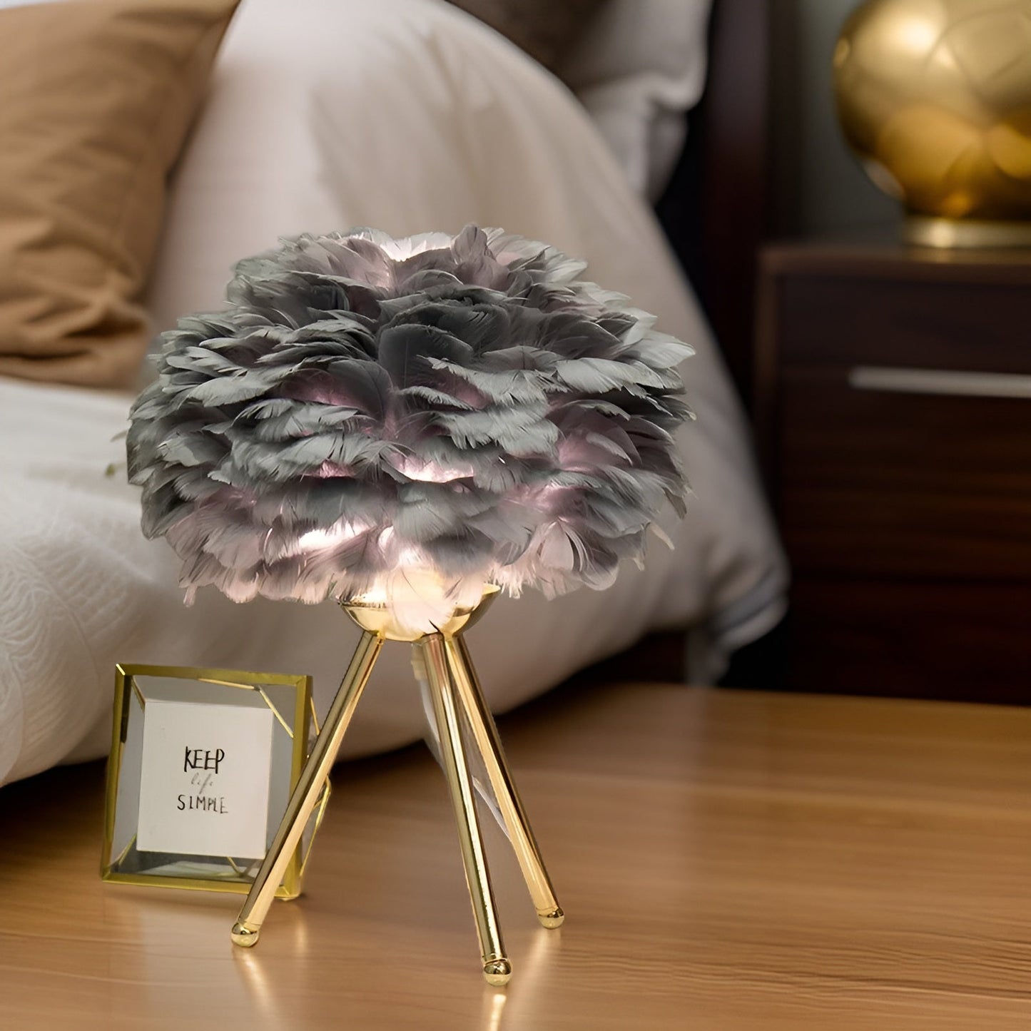 Feather Glow - handgefertigte tischlampe aus straußenfedern für eine romantische atmosphäre
