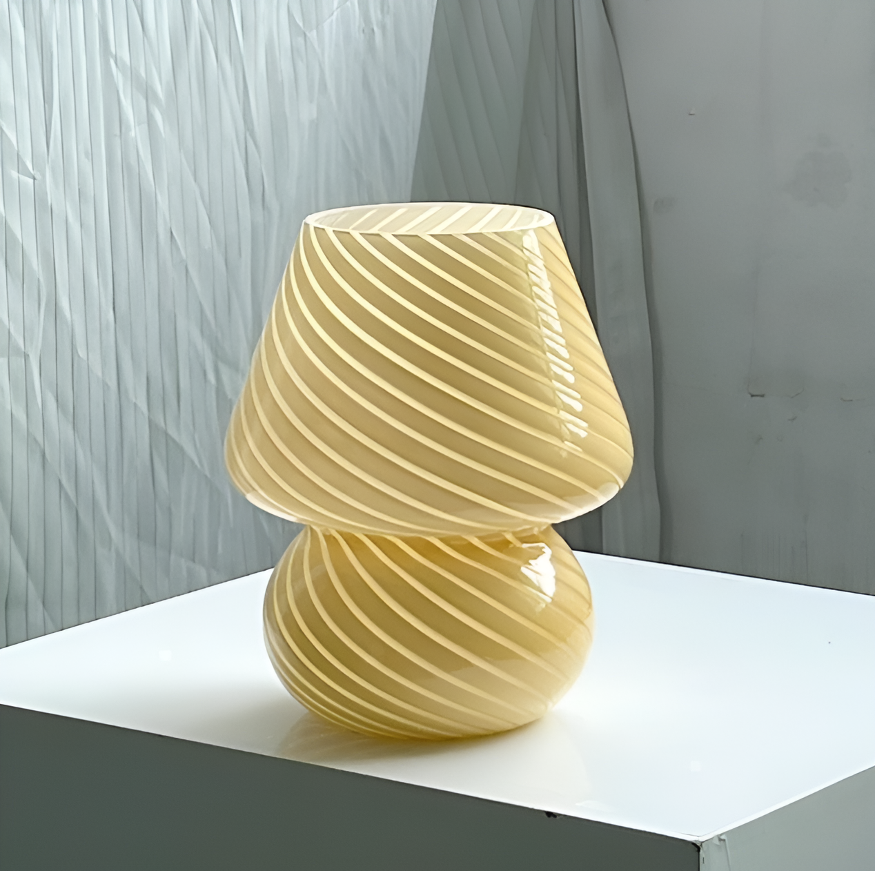 Striped Glow - eine mundgeblasene Tischlampe aus gestreiftem Glas