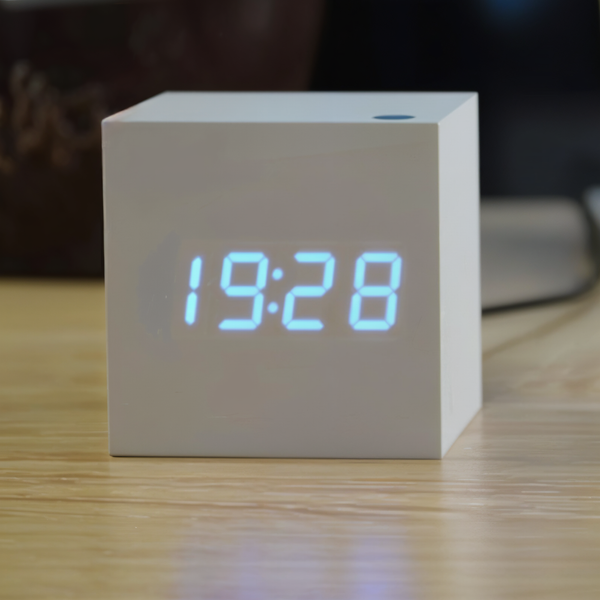 Digitaler led-wecker - würfeluhr - holzuhr