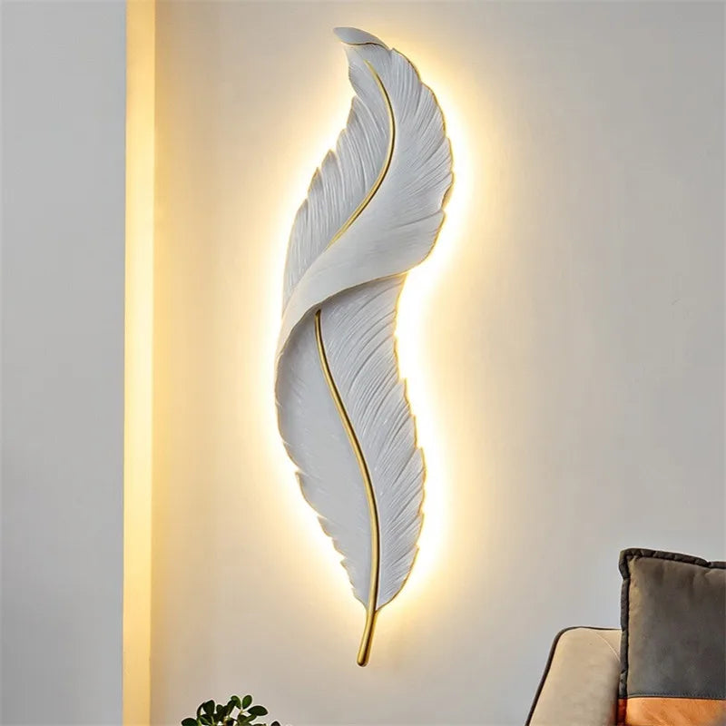 Federaura - moderne weibliche wandleuchte mit federn