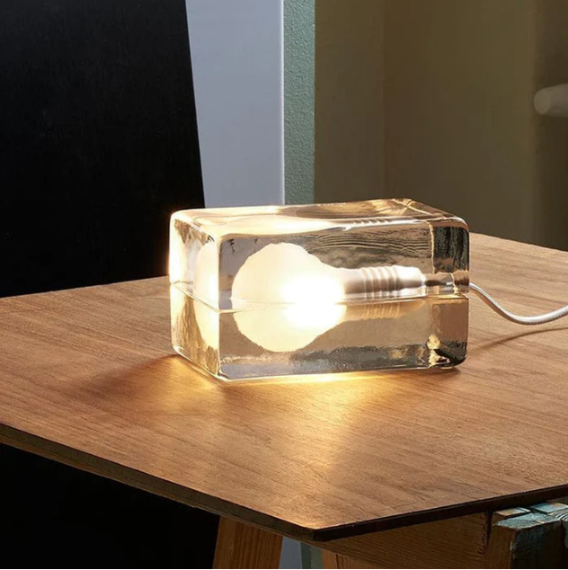 Brightcube - minimalistische tischlampe mit transparentem glaskubus