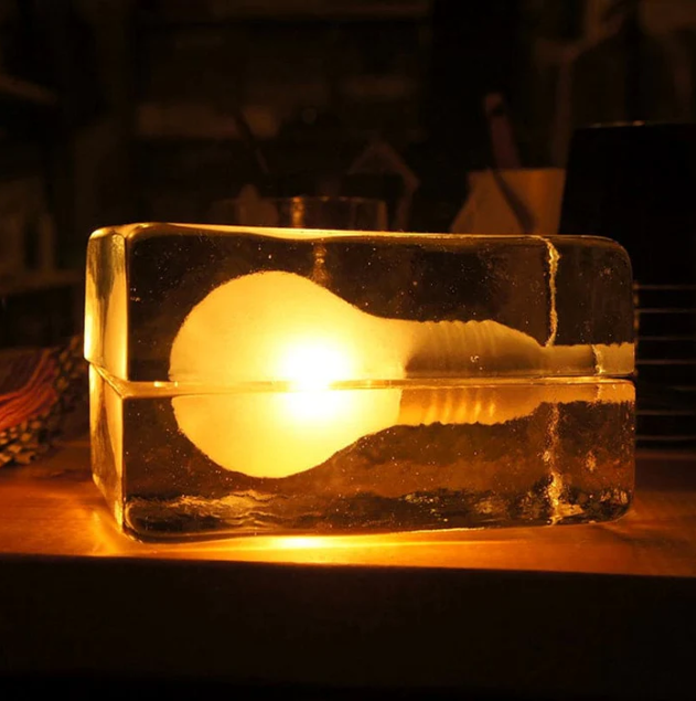 Brightcube - minimalistische tischlampe mit transparentem glaskubus