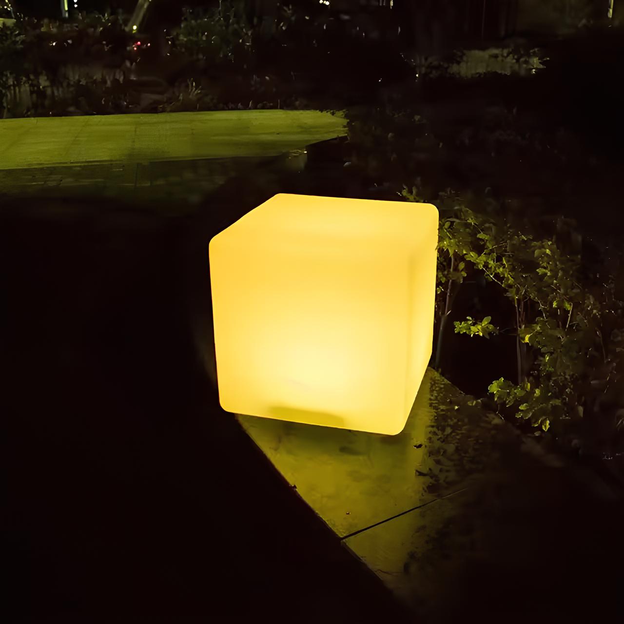 Kubische gartenleuchte