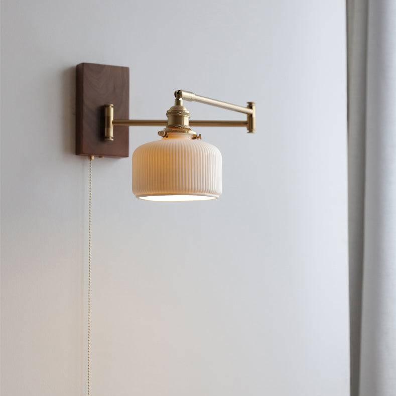 Wandleuchte aus keramik mit holzplatte