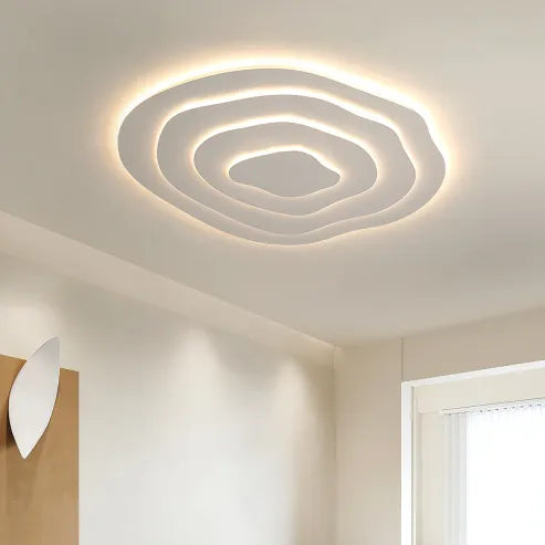 Minimalistische, unregelmäßige, runde led-deckenleuchte in besonderer form