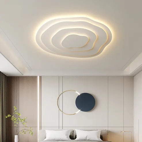 Minimalistische, unregelmäßige, runde led-deckenleuchte in besonderer form