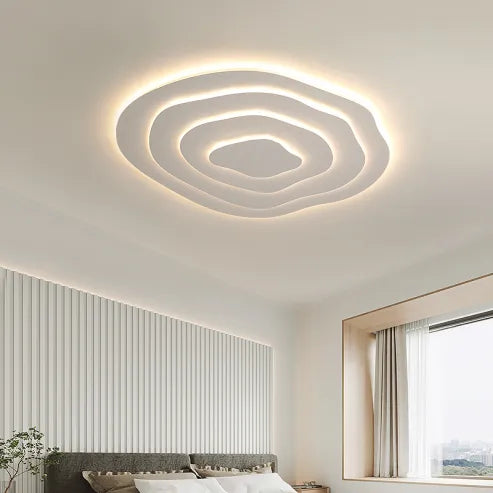 Minimalistische, unregelmäßige, runde led-deckenleuchte in besonderer form