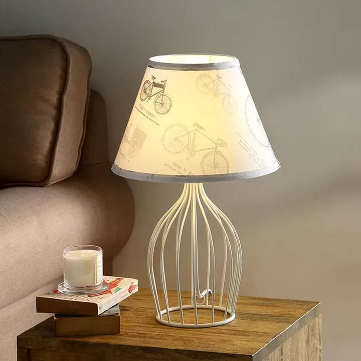 GloLight – traditionelle kegelförmige tischlampe mit metallkäfigsockel