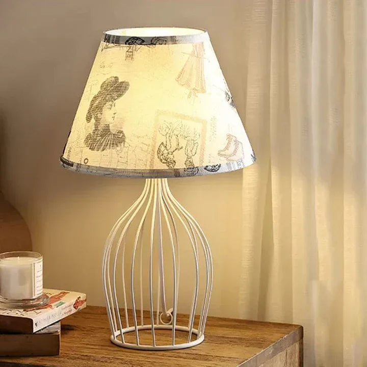 GloLight – traditionelle kegelförmige tischlampe mit metallkäfigsockel