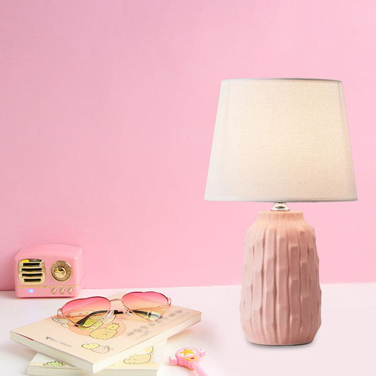 Eclat – designer-tischlampe mit konischem schirm und zylindrischem keramiksockel
