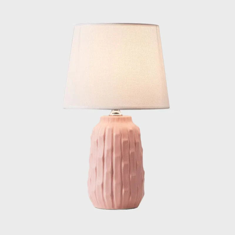 Eclat – designer-tischlampe mit konischem schirm und zylindrischem keramiksockel