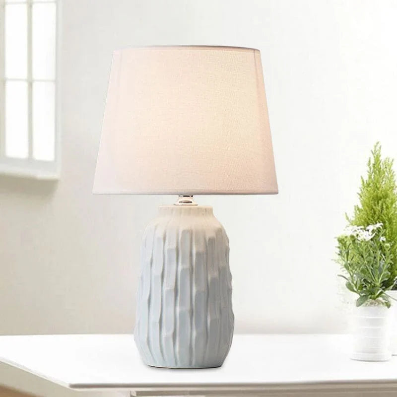 Eclat – designer-tischlampe mit konischem schirm und zylindrischem keramiksockel