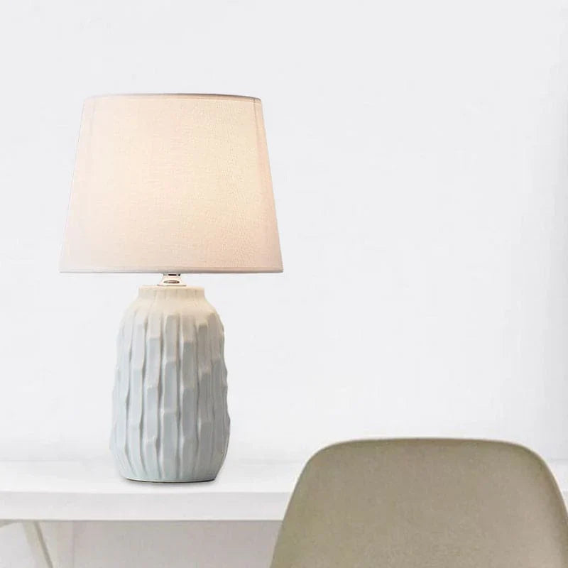 Eclat – designer-tischlampe mit konischem schirm und zylindrischem keramiksockel