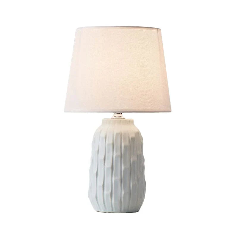Eclat – designer-tischlampe mit konischem schirm und zylindrischem keramiksockel