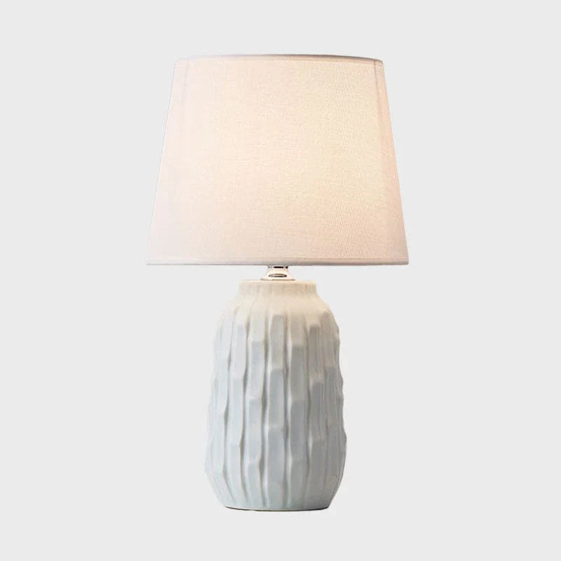 Eclat – designer-tischlampe mit konischem schirm und zylindrischem keramiksockel
