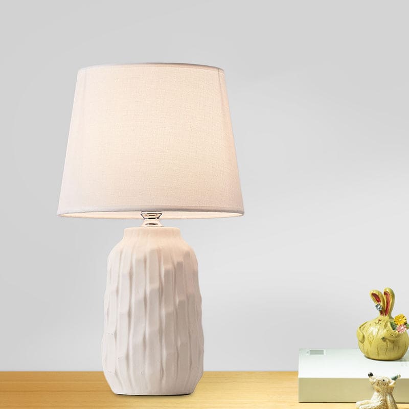 Eclat – designer-tischlampe mit konischem schirm und zylindrischem keramiksockel