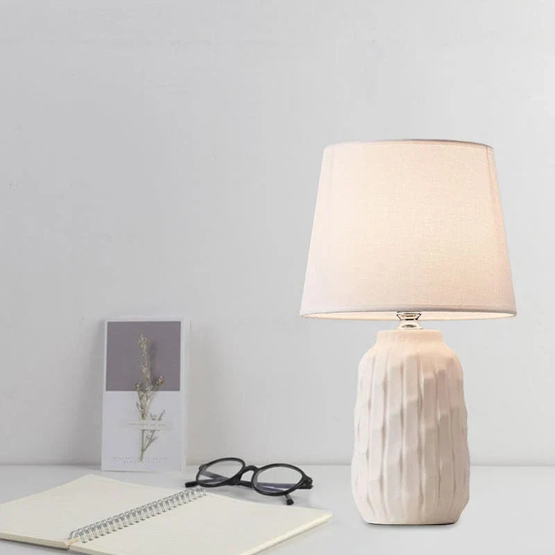Eclat – designer-tischlampe mit konischem schirm und zylindrischem keramiksockel