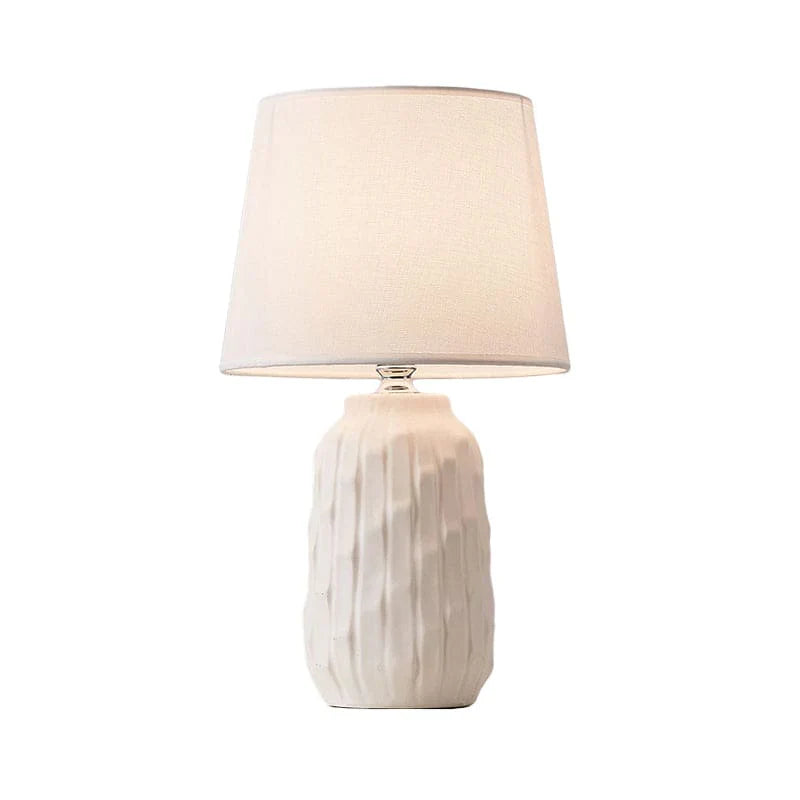 Eclat – designer-tischlampe mit konischem schirm und zylindrischem keramiksockel