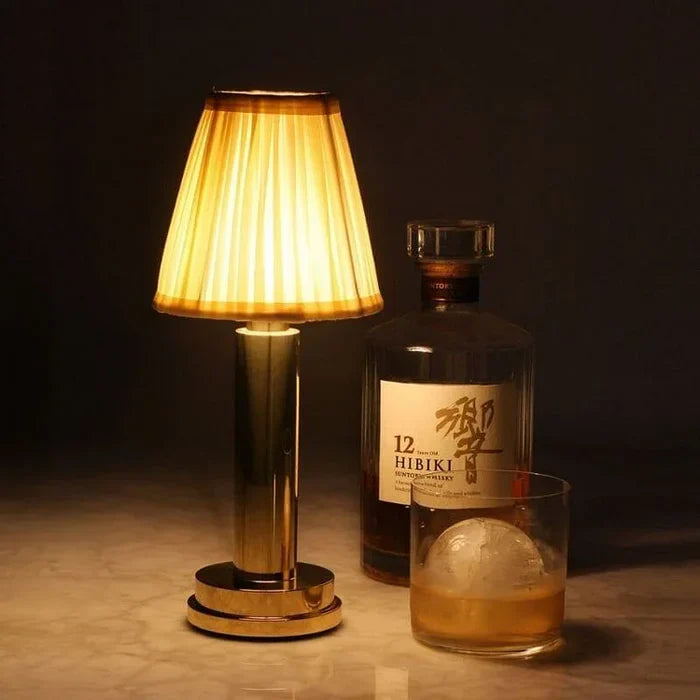 Kabellose led-tischlampe aus seidenmetall