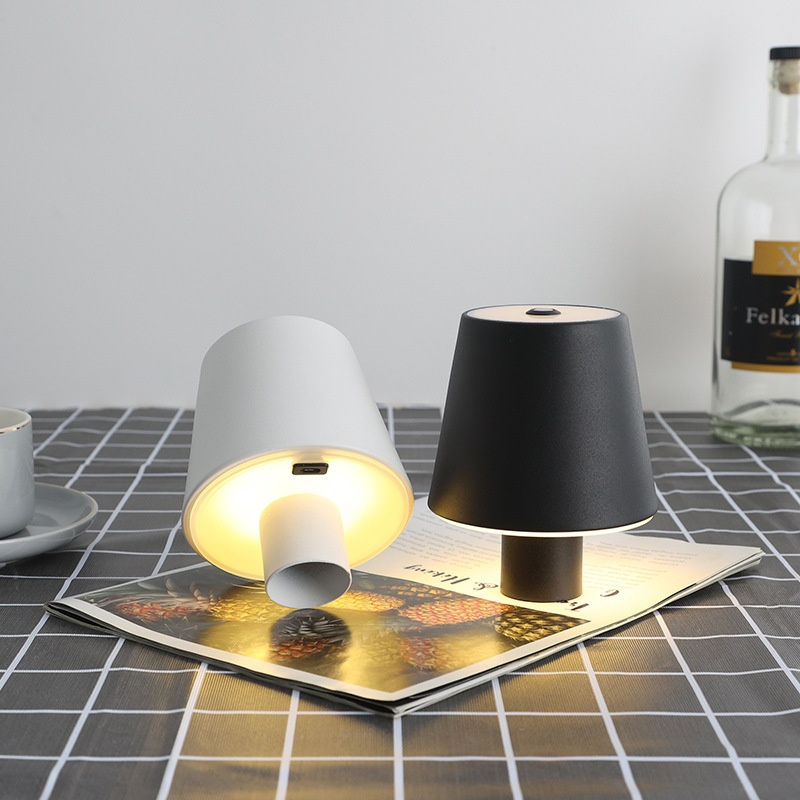 Irisglow – tischlampe mit ausgestelltem sockel in hirschvase