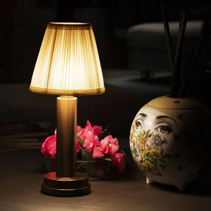 Kabellose led-tischlampe aus seidenmetall