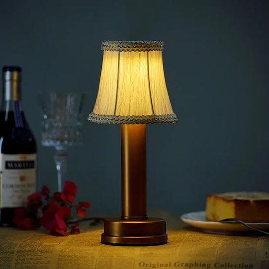 Kabellose led-tischlampe aus seidenmetall