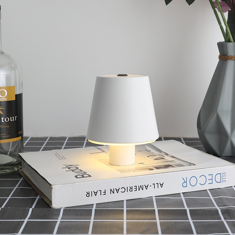 Irisglow – tischlampe mit ausgestelltem sockel in hirschvase