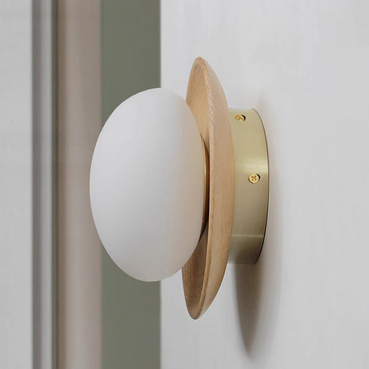 Natürliche, einfache wandlampe aus holz in weiß