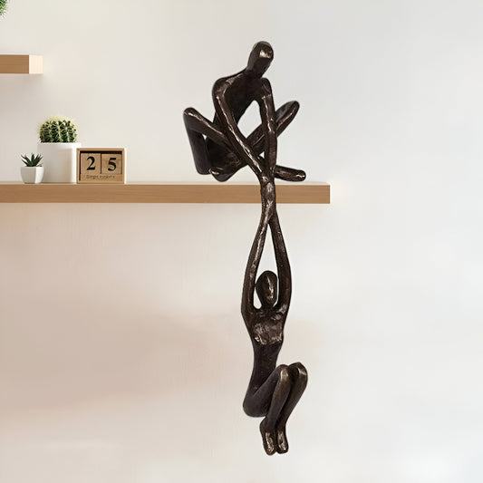 DynamicDuo – Mann hebt Kunstskulptur einer Frau hoch