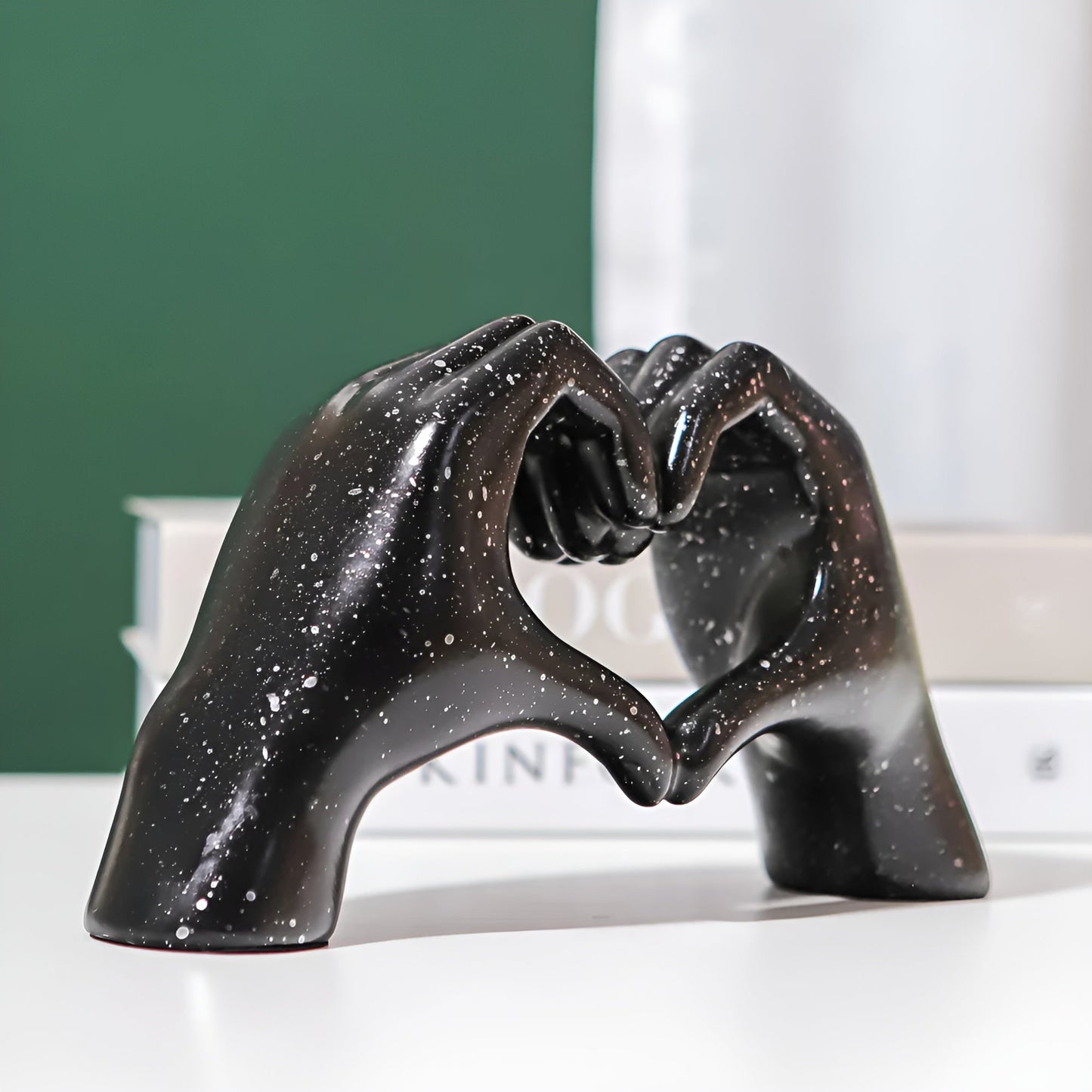 Sculpted love - moderne hand-liebesfigur für zeitlose romantik