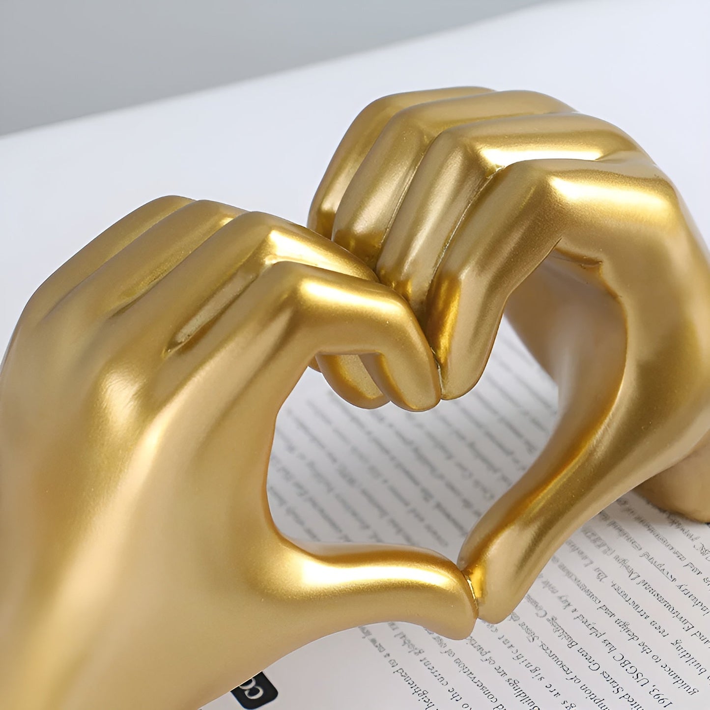 Sculpted love - moderne hand-liebesfigur für zeitlose romantik
