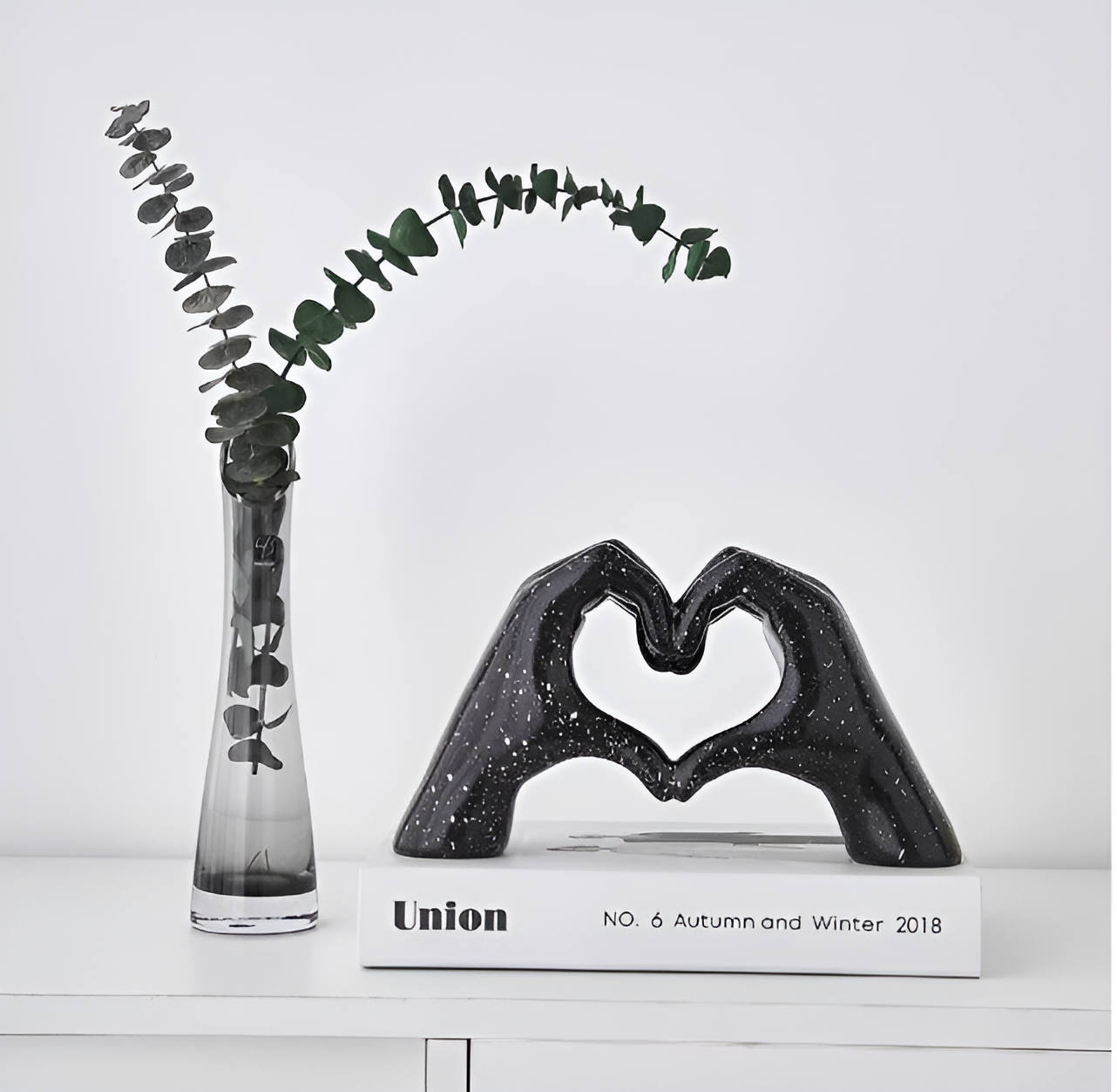 Sculpted love - moderne hand-liebesfigur für zeitlose romantik