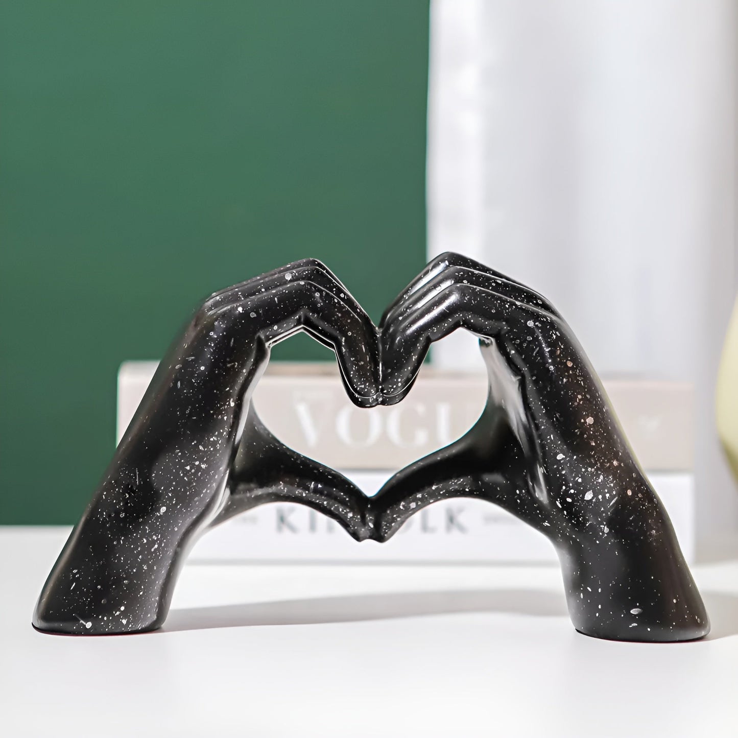 Sculpted love - moderne hand-liebesfigur für zeitlose romantik