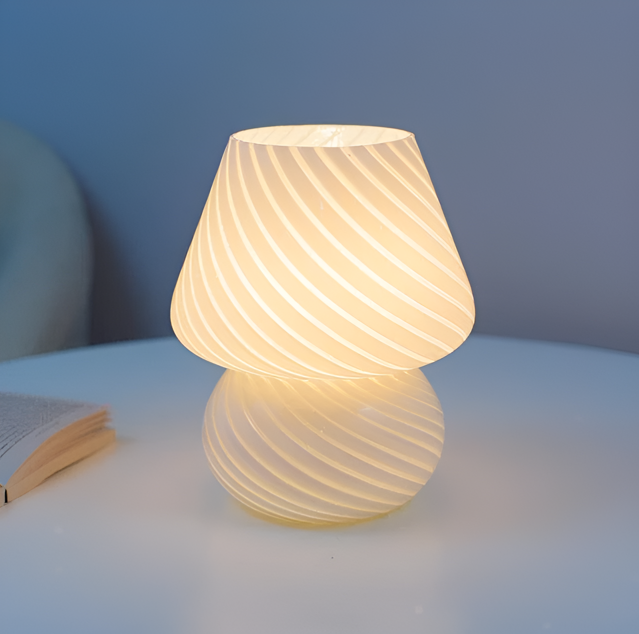 Striped Glow - eine mundgeblasene Tischlampe aus gestreiftem Glas