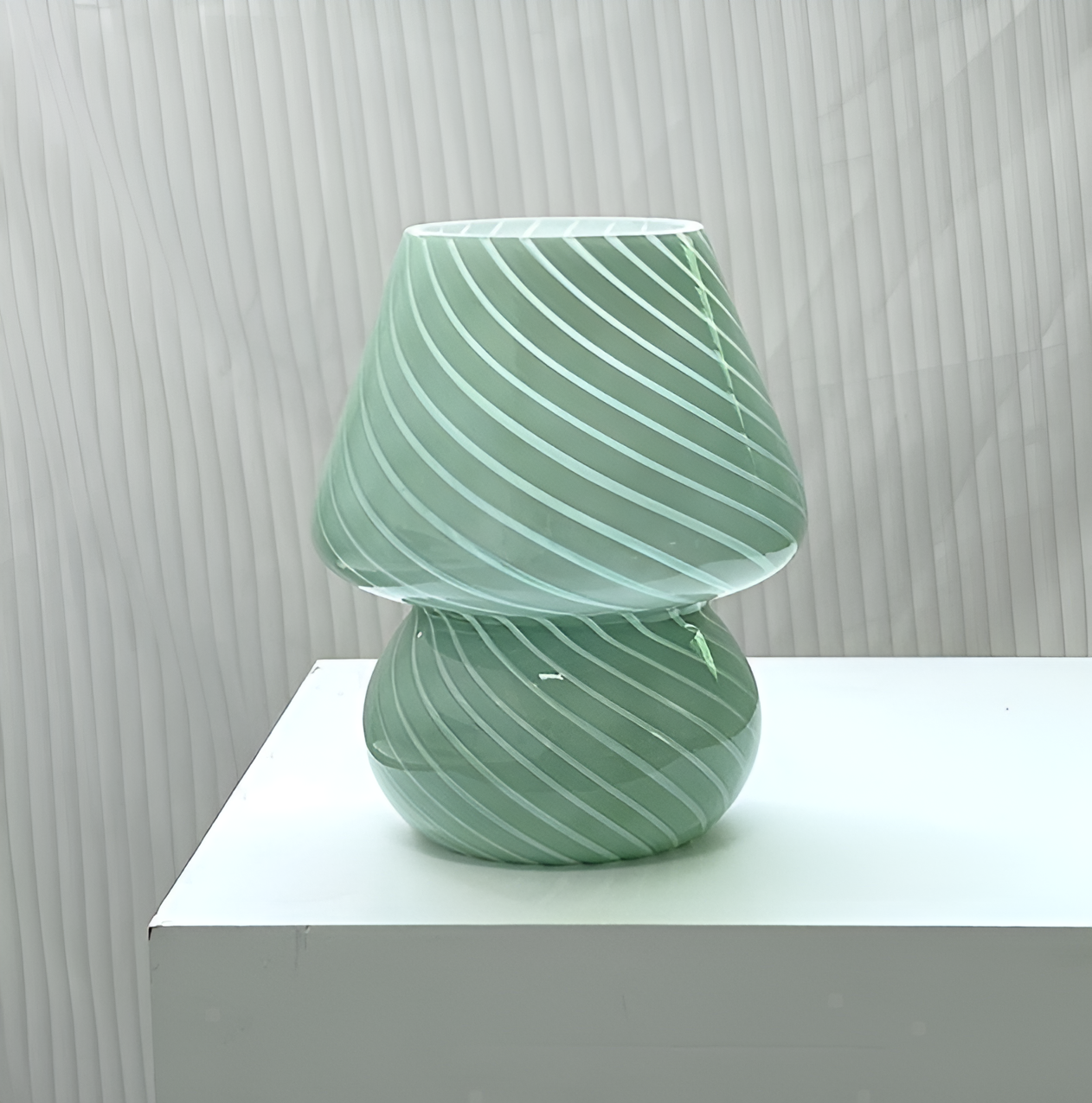 Striped Glow - eine mundgeblasene Tischlampe aus gestreiftem Glas