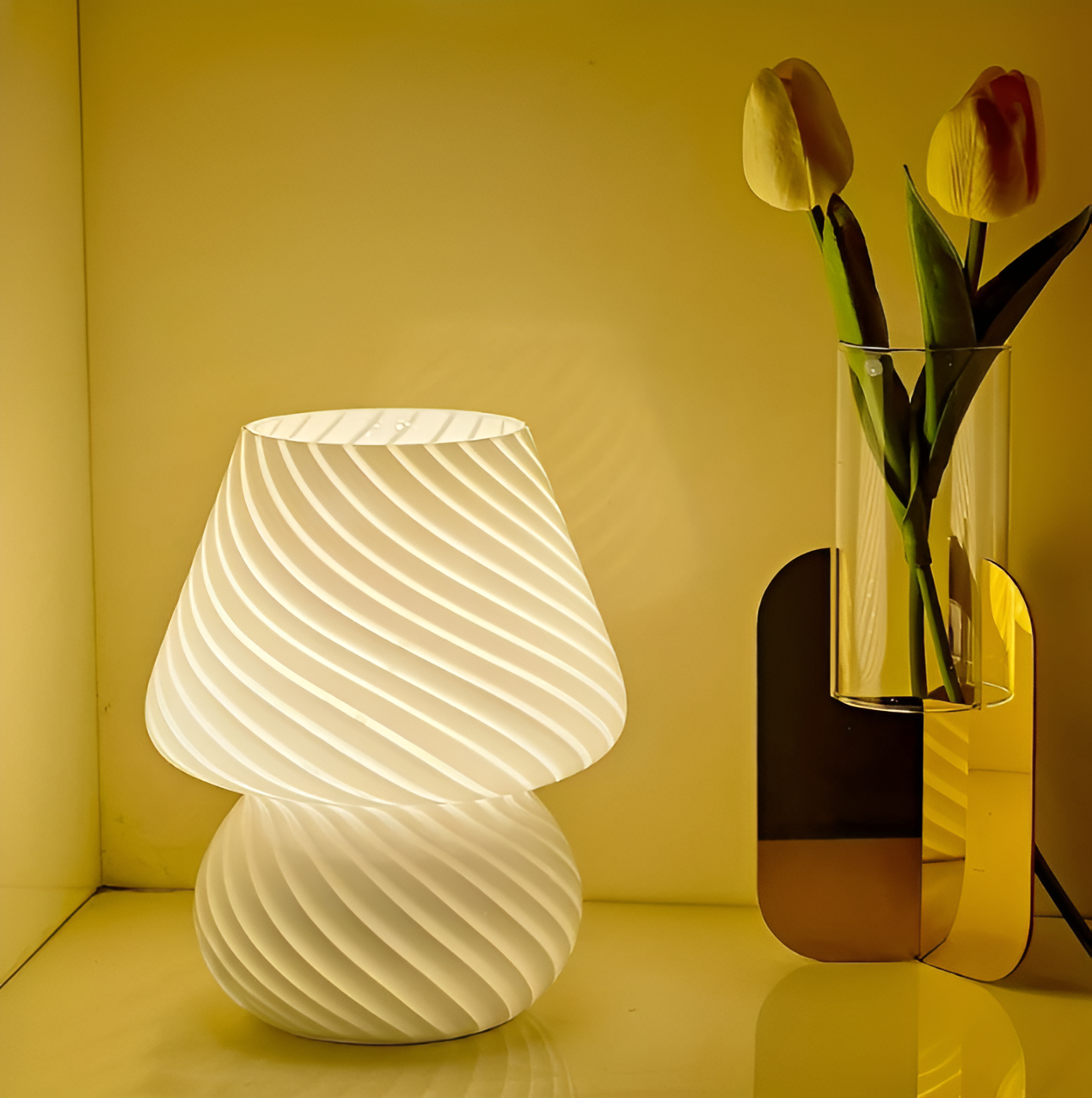 Striped Glow - eine mundgeblasene Tischlampe aus gestreiftem Glas