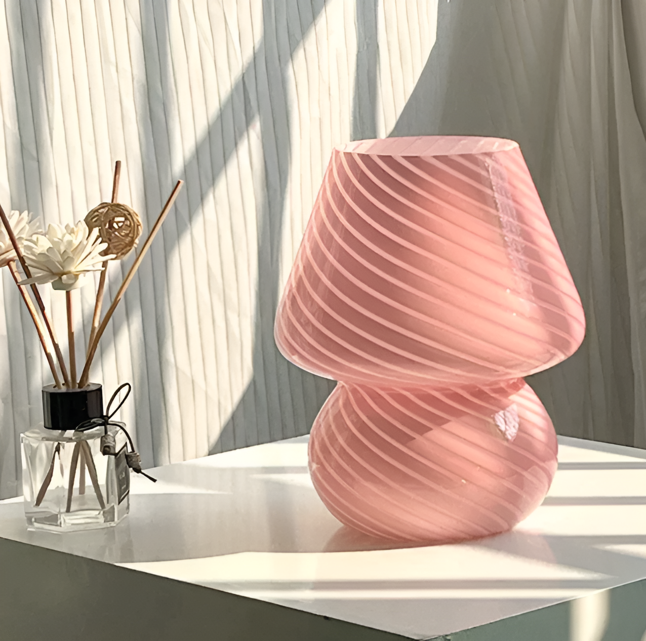 Striped Glow - eine mundgeblasene Tischlampe aus gestreiftem Glas