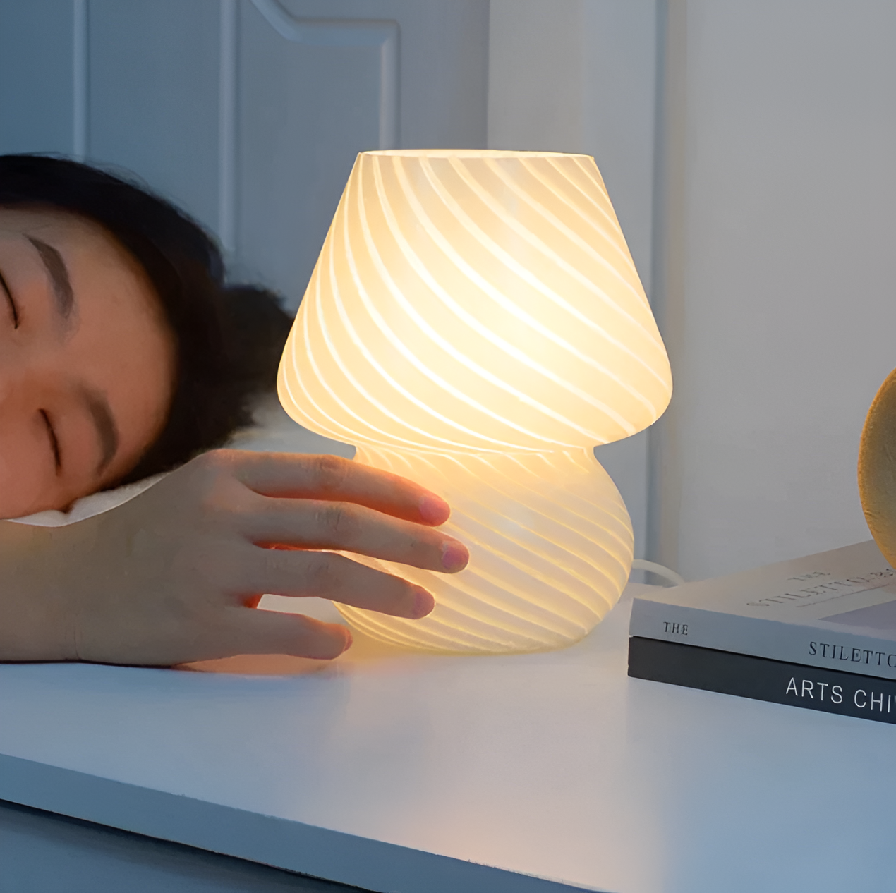 Striped Glow - eine mundgeblasene Tischlampe aus gestreiftem Glas