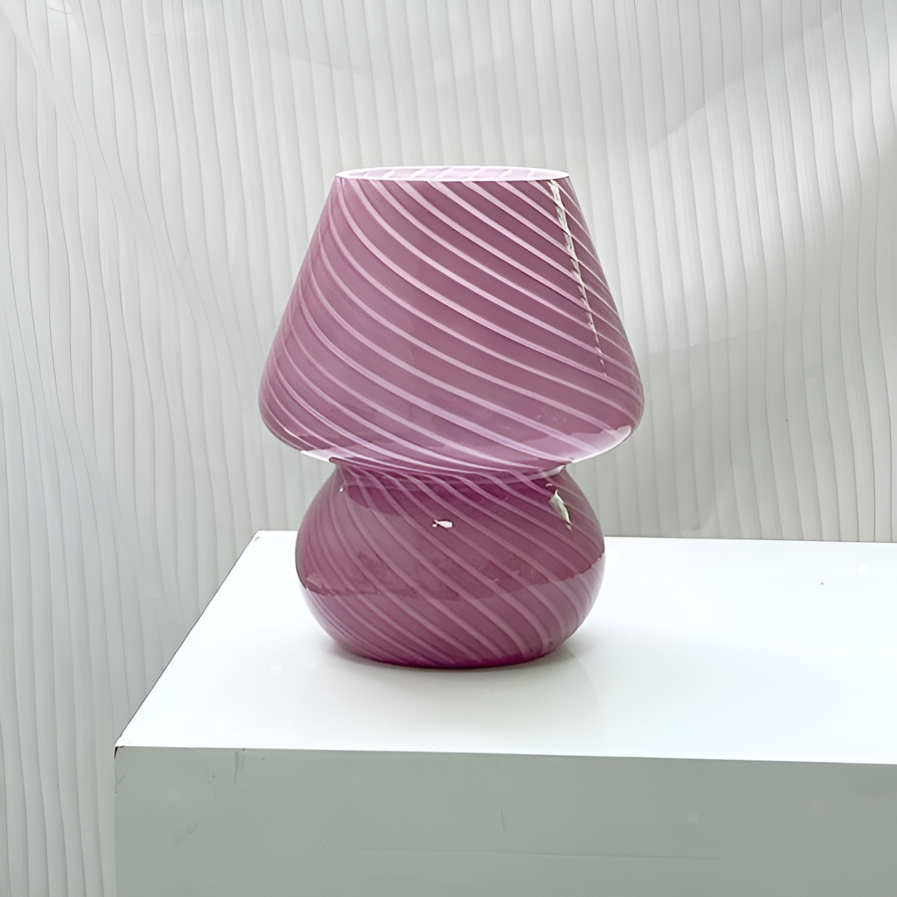 Striped Glow - eine mundgeblasene Tischlampe aus gestreiftem Glas
