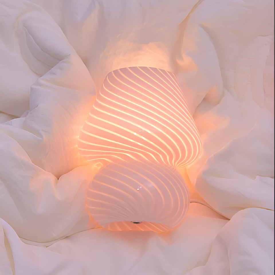 Striped Glow - eine mundgeblasene Tischlampe aus gestreiftem Glas