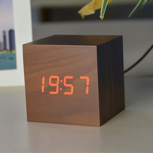 Digitaler led-wecker - würfeluhr - holzuhr