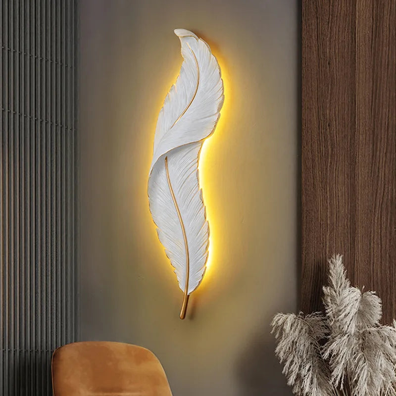 Federaura - moderne weibliche wandleuchte mit federn